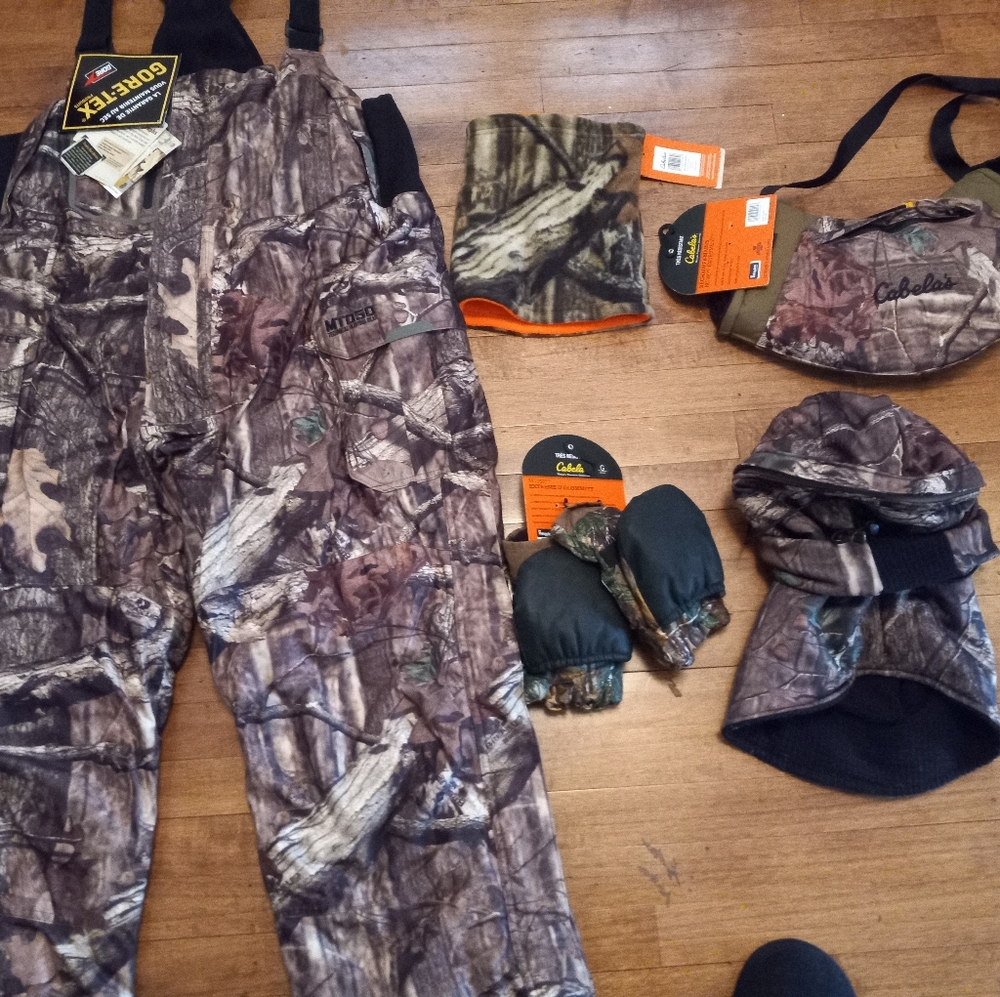 New w/tags Bibs, neck gaiter, Glommitts, headcover system, and hand warmer.
